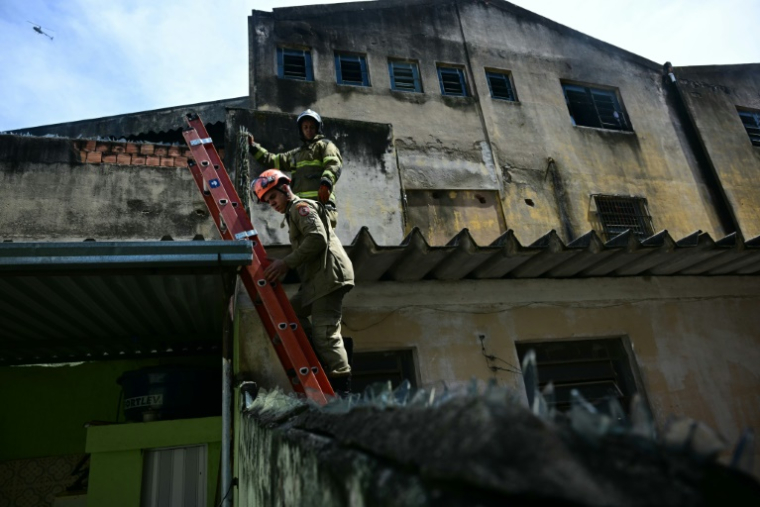 Des pompiers sur les lieux d'un incendie qui s'est déclaré dans une fabrique de costumes de carnaval à Rio de Janeiro, le 12 février 2025 au Brésil ( AFP / Mauro PIMENTEL )