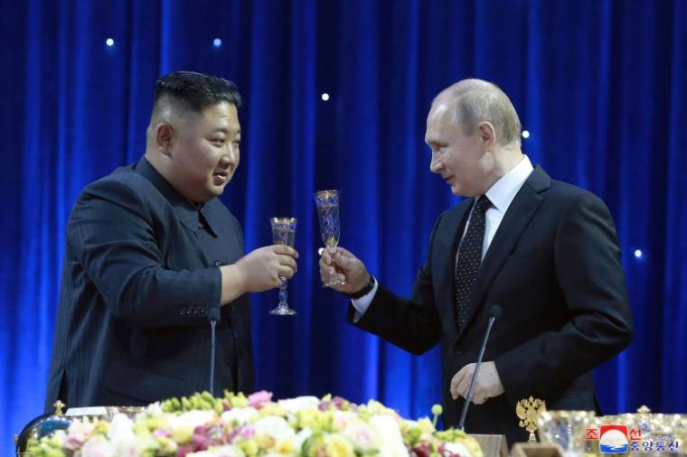 Photo diffusée par l'agence nord-coréenne KCNA le 25 avril 2019 du dirigeant nord-coréen Kim Jong Un et du président russe Vladimir Poutine lors d'une réception à Vladivostok, en Russie ( KCNA VIA KNS / STR )