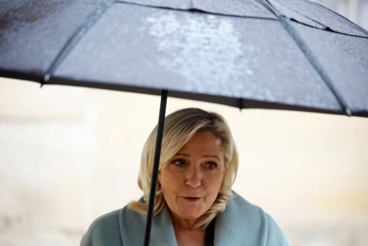 Marine Le Pen parle aux journalistes après une réunion avec Elisabeth Borne à l'hôtel Matignon