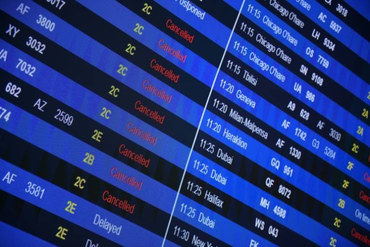 La facture de la grève des contrôleurs aériens français prévue jeudi pourrait se chiffrer en "dizaines de millions d'euros" pour les compagnies aériennes et les aéroports ( AFP / JULIEN DE ROSA )