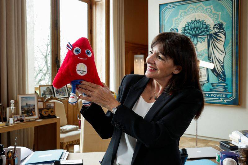Anne Hidalgo pose avec la mascotte des JO de Paris 2024