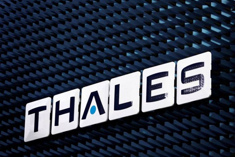 Le logo du groupe Thales dans une l'usine de radars
