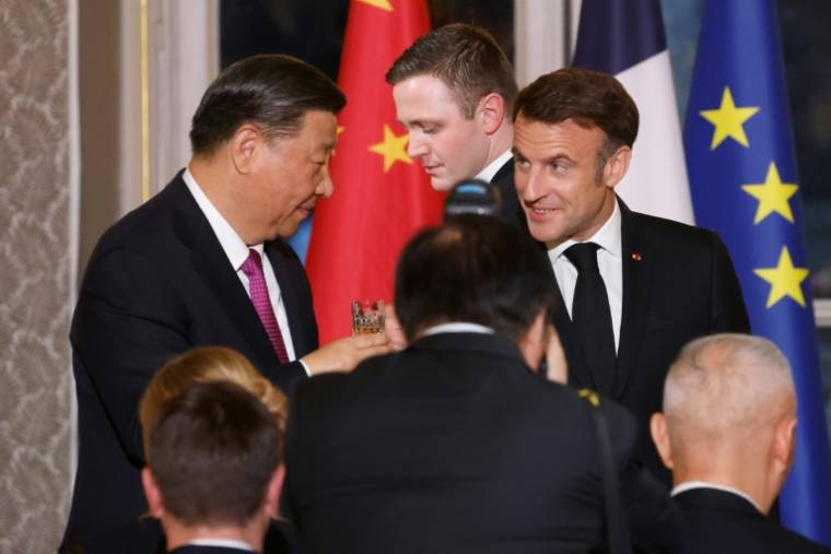 Les présidents chinois Xi Jinping et français Emmanuel Macron le 6 mai 2024 au palais de l'Elysée à Paris ( POOL / Ludovic MARIN )
