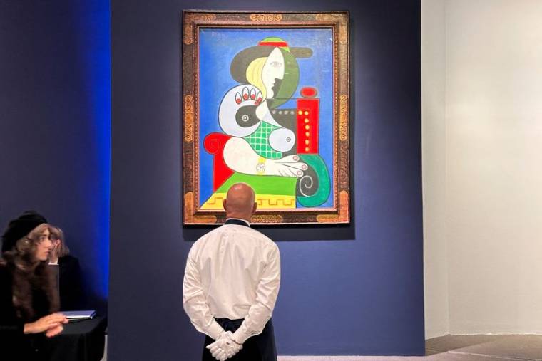 Le tableau de Pablo Picasso "Femme à la Montre" de 1932 est exposé lors d'une vente aux enchères chez Sotheby's à New York