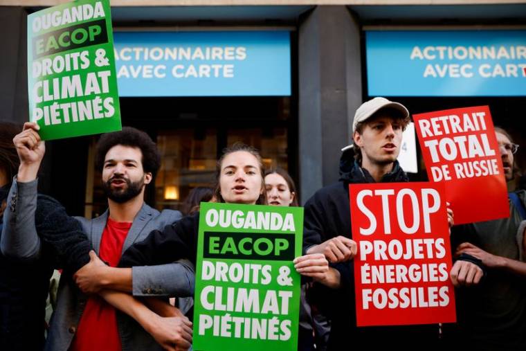 Des militants perturbent la réunion des actionnaires de TotalEnergies à Paris