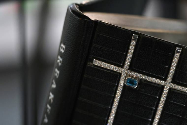 Un exemplaire unique relié cuir, couvert d'un millier de diamants et d'un saphir, du livre de Truman Capote "Breakfast at Tiffany's", exposé au salon international du livre ancien de New York, le 4 avril 2024 ( AFP / ANGELA WEISS )