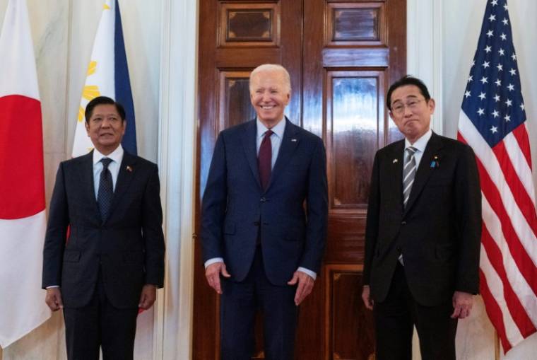 Le président philippin Ferdinand Marcos, le président américain Joe Biden et le Premier ministre japonais Fumio Kishida le 11 avril 2024 à la Maison Blanche ( AFP / ANDREW CABALLERO-REYNOLDS )