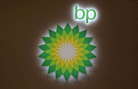 Le logo de BP est affiché lors d'un salon de l'énergie à Vancouver, au Canada