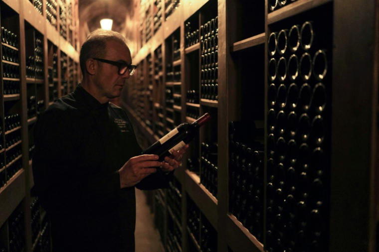 Le maître caviste Gennaro Iorio dans les caves de l'Hôtel de Paris, le 9 octobre 2024 à Monaco ( AFP / Valery HACHE )