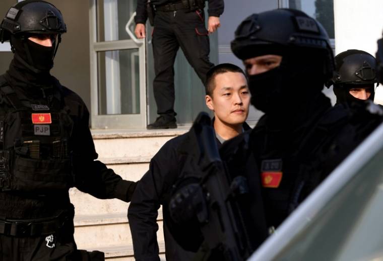 Le sud-coréen Do Kwon, fondateur de la blockchain Terra, escorté par les forces de l'ordre monténégrines à Podgorica, au Montenegro, le 23 mars 2024 ( AFP / SAVO PRELEVIC )