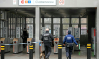 Un gendarme belge de l'unité canine entre avec un policier dans la station de métro Clemenceau après une fusillade, à Bruxelles, le 5 février 2025 ( AFP / NICOLAS TUCAT )