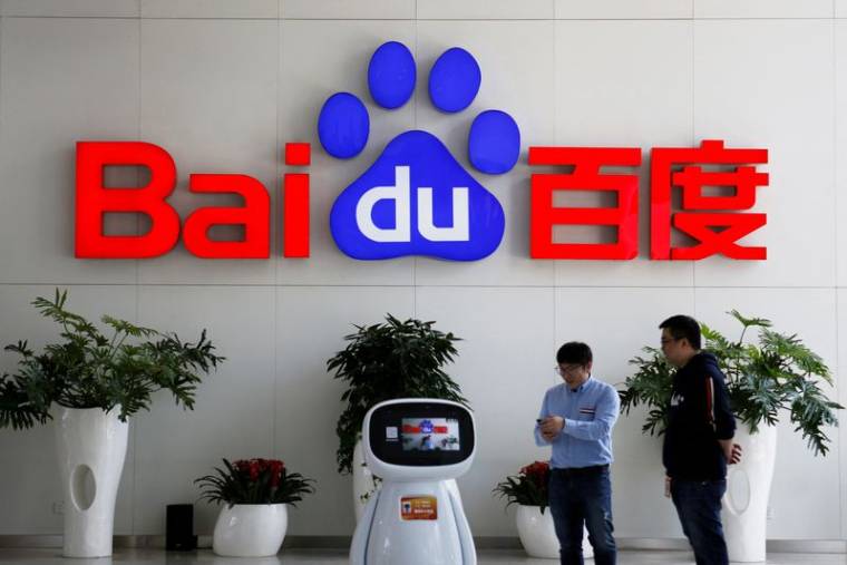 Un robot Baidu près du logo de l'entreprise à son siège social à Pékin, en Chine