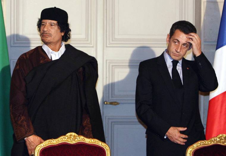 Nicolas Sarkozy et Mouammar Kadhafi, à Paris, en décembre 2007 ( POOL / PATRICK KOVARIK )