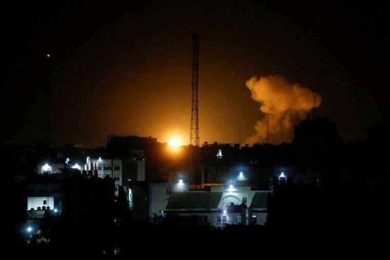 La fumée et les flammes montent lors des frappes aériennes israéliennes à Gaza