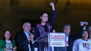 La candidate Claudia Sheinbaum salue ses partisans après sa victoire à la présidentielle, sur la place Zocalo à Mexico, le 3 juin 2024 ( AFP / CARL DE SOUZA )
