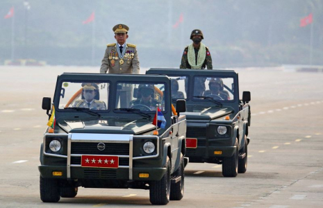 Le chef de la junte du Myanmar, le général Min Aung Hlaing, préside un défilé de l'armée lors de la Journée des forces armées à Naypyitaw, au Myanmar