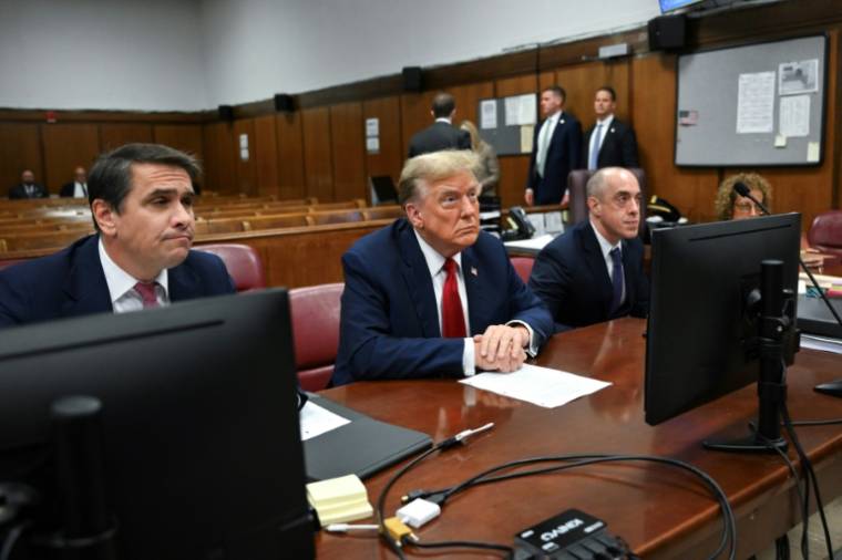 Donald Trump dans la salle d'audience pour le premier jour de son procès à New York, le 15 avril 2024 ( POOL / ANGELA WEISS )