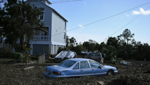 Des débris entourant une voiture après le passage de l'ouragan Hélène, à Steinhatchee, en Floride, le 27 septembre 2024 ( AFP / CHANDAN KHANNA )