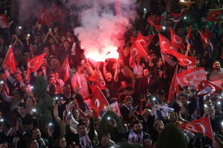 Des partisans de Mansur Yavas, le maire d'Ankara, candidat du parti CHP (social-démocrate), fêtent sa victoire aux municipales, à Ankara (Turquie), le 31 mars 2024 ( AFP / Adem ALTAN )