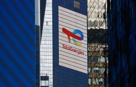 Le logo de TotalEnergies à la Défense, en France