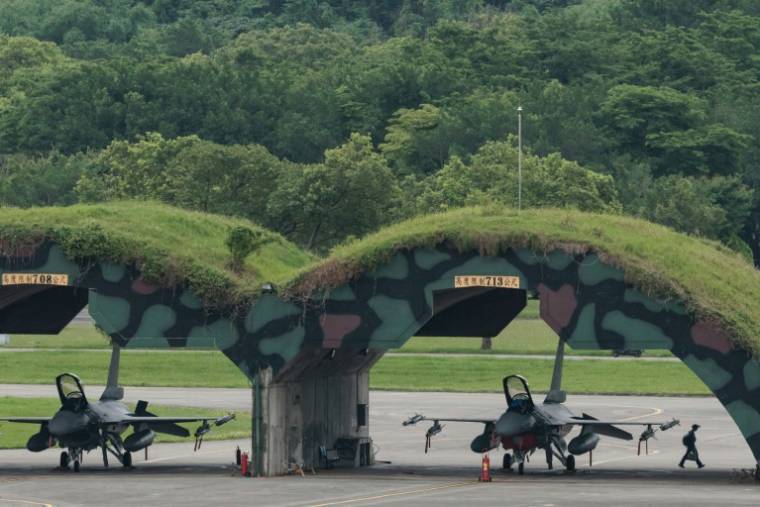 Des avions de chasse F-16 de l'armée de l'air taïwanaise sous des abris sur une base aérienne à Hualien, dans l'est de Taïwan, le 24 mai 2024 ( AFP / Yasuyoshi CHIBA )