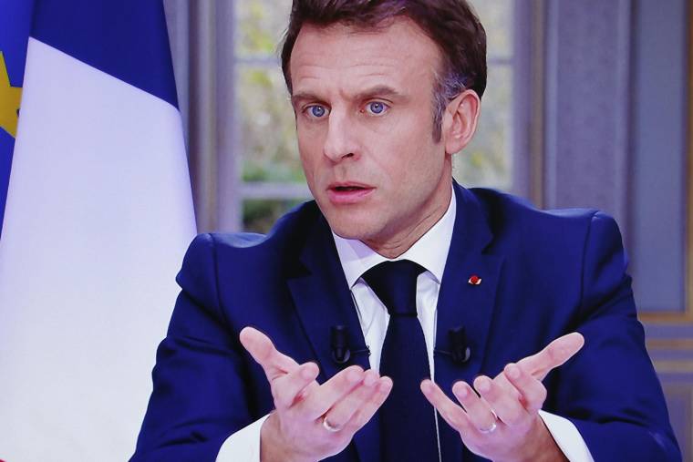 Emmanuel Macron, pendant son interview télévisée du 22 mars ( AFP / Ludovic MARIN )