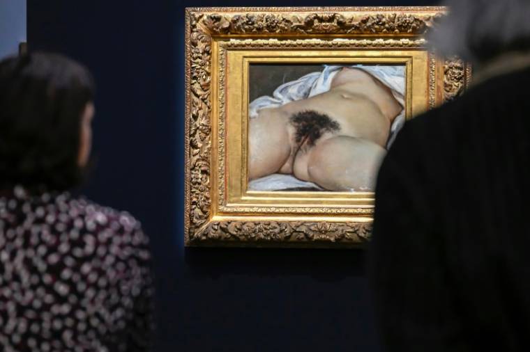 Deux visiteurs observent le tableau "L'origine du monde", de Gustave Courbet, le 22 décembre 2023 au centre Pompidou-Metz ( AFP / Jean-Christophe Verhaegen )