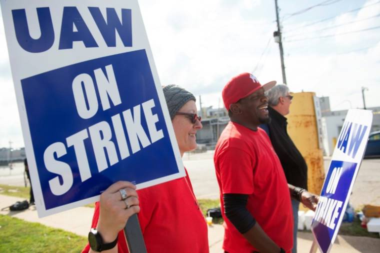 Des membres du syndicat UAW sur un piquet de grève à l'extérieur de l'usine Ford de Wayne, le 15 septembre 2023 dans le Michigan ( AFP / Matthew Hatcher )