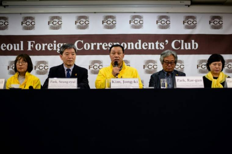 Des parents de victimes du naufrage du ferry de Sewol survenu le 16 avril 2014, en conférence de presse à Séoul le 15 avril 2024 ( AFP / Anthony WALLACE )