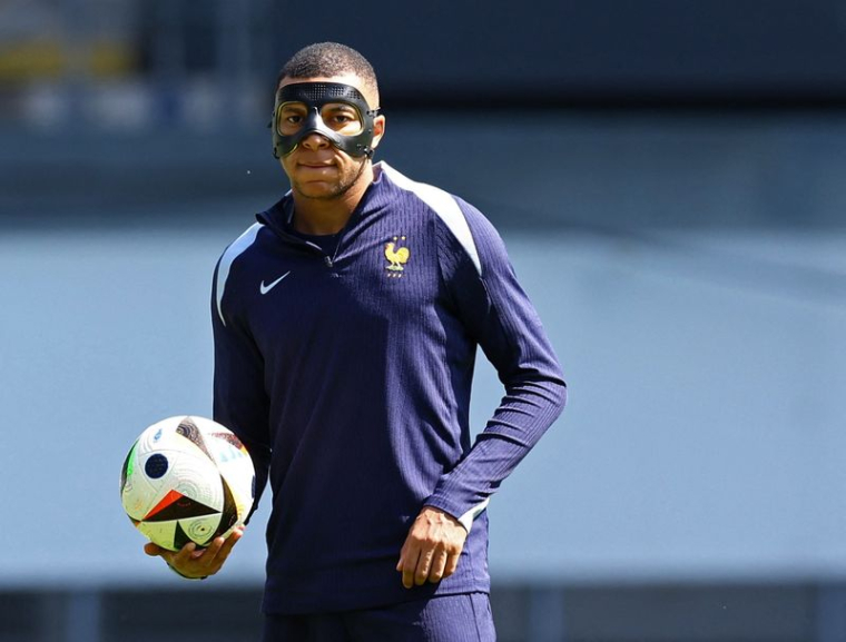 Le joueur français Kylian Mbappé à l'entraînement à la Paderborn Arena