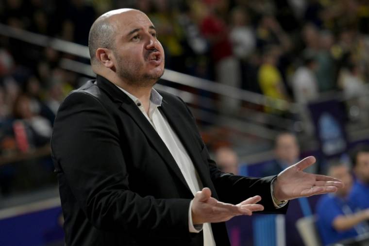 Le coach de Villeneuve d'Ascq, Rachid Meziane, lors de la finale de l'Euroligue féminine de basket perdue face au Fenerbahçe le 14 avril 2024 à Mersin ( AFP / OZAN KOSE  )