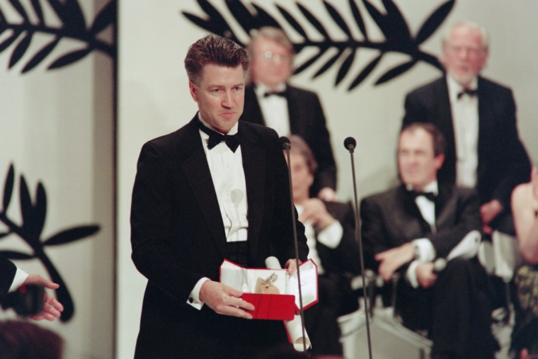 Le réalisateur américain David Lynch reçoit une Palme d'Or pour son film "Sailor et Lula" (Wild at Heart) au Festival de Cannes, le 21 mai 1990 ( AFP / Jacques DEMARTHON )