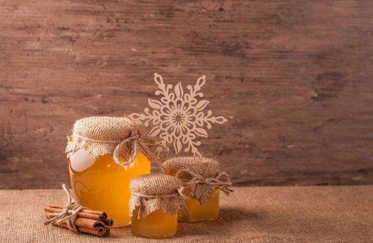 (Crédits photo : Adobe Stock - Pots de miel à offrir comme cadeaux à Noël)