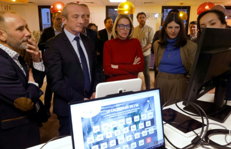 Le ministre de la Fonction publique Laurent Marcangeli (2e g) visite une agence de France Travail, le 4 février 2025 à Paris ( AFP / Ludovic MARIN )