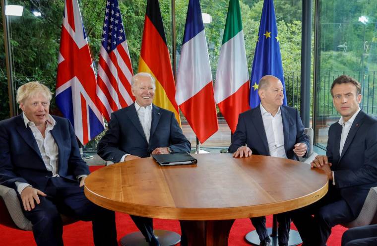 Les présidents Joe Biden et Emmanuel Macron ainsi que le chancelier Olaf Scholz et le Premier ministre Boris Johnson, lors du G7 le 28 juin dernier. ( POOL / LUDOVIC MARIN )