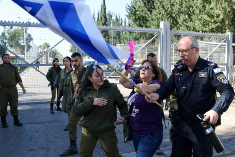 Des manifestants et des juifs orthodoxes devant un bureau de recrutement de l’armée dans la ville de Kiryat Ono, près de Tel Aviv, le 5 mars 2024, lors d’une manifestation contre leur exemption du service militaire ( AFP / JACK GUEZ )
