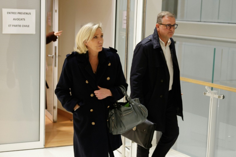 La cheffe de file du Rassemblement National (RN) Marine Le Pen et le vice-président du parti Louis Aliot, durant une suspension d'audience, lors du procès du RN le 13 novembre 2024 à Paris ( AFP / GEOFFROY VAN DER HASSELT )