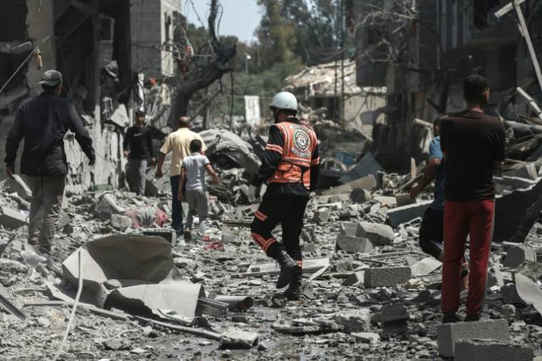 Après un bombardement israélien dans le camp palestinien d'al-Bureij, dans le centre de la bande de Gaza, le 22 avril 2024 ( AFP / - )