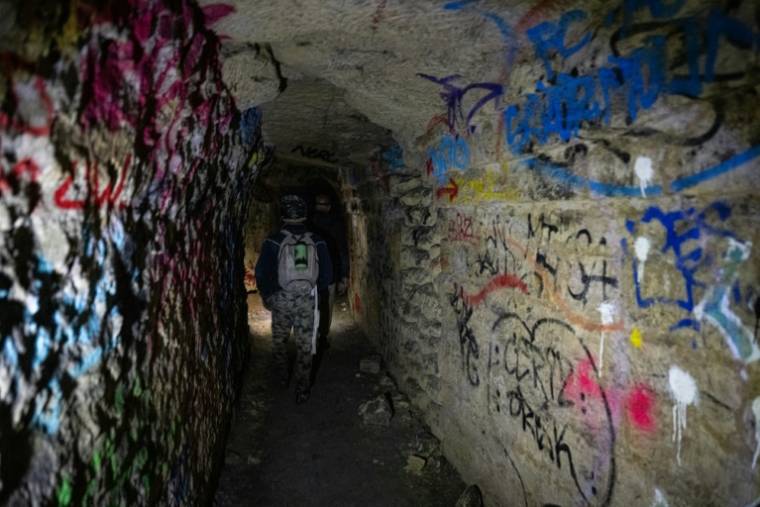 Un cataphile dans les carrières souterraines de Paris, appelées catacombes, le 20 avril 2024   ( AFP / MIGUEL MEDINA )
