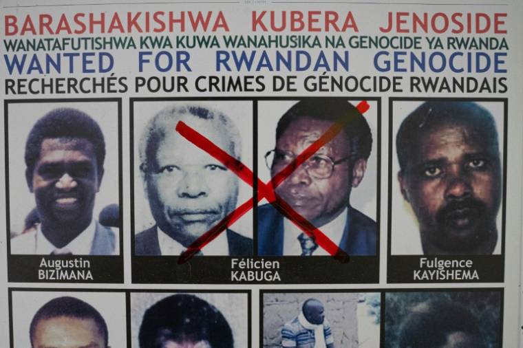 Affiche à Kigali, le 19 mai 2020, du service traquant les fugitifs pour leur rôle dans le génocide du Rwanda, montrant le visage de Fulgence Kayishema, en haut à droite ( AFP / Simon Wohlfahrt )