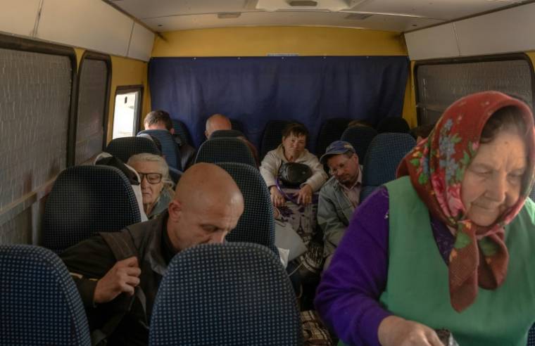 Des personnes évacuées de Vovtchansk arrivent en bus à Kharkiv, le 12 mai 2024 en Ukraine ( AFP / Roman PILIPEY )