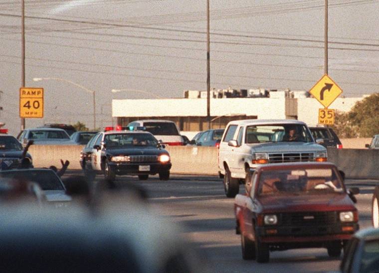 La Ford Bronco blanche où se trouve O.J. Simpson, suivie par la police le 17 juin 1994 ( AFP / MIKE NELSON )