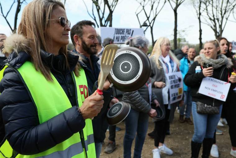 Des salariés de Seb manifestant à Paris, le 3 avril 2024. ( AFP / ALAIN JOCARD )