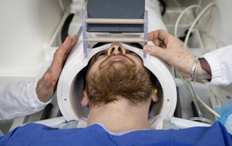 Un homme subit une imagerie par résonance magnétique (IRM) près de Paris, le 22 mars 2044  ( AFP / ALAIN JOCARD )