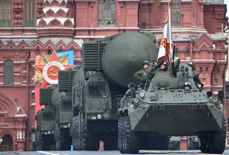 Des véhicules militaires, dont des lanceurs de missiles balistiques intercontinentaux Yars, sur la Place Rouge lors du défilé militaire du Jour de la Victoire sur l'Allemagne nazie, le 9 mai 2024 à Moscou ( AFP / Alexander NEMENOV )