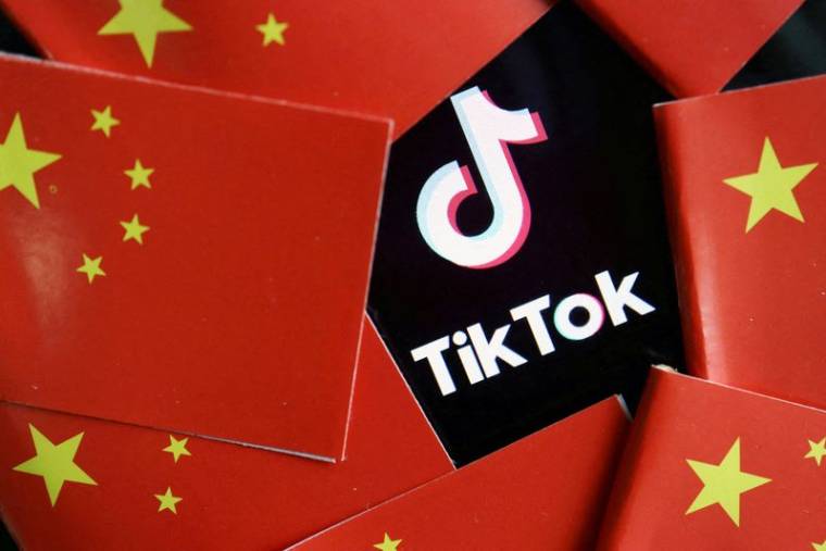 Photo d'illustration de TikTok avec des drapeaux chinois
