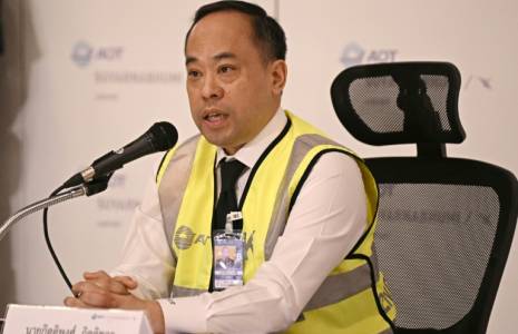 Kittipong Kittikachorn, directeur de l'aéroport de Suvarnabhumi, lors d'une conférence de presse à l'aéroport de Bangkok le 21 mai 2024 au sujet de l'atterrissage d'urgence du vol SQ321 de Singapore Airlines entre Londres et Singapour ( AFP / Lillian SUWANRUMPHA )