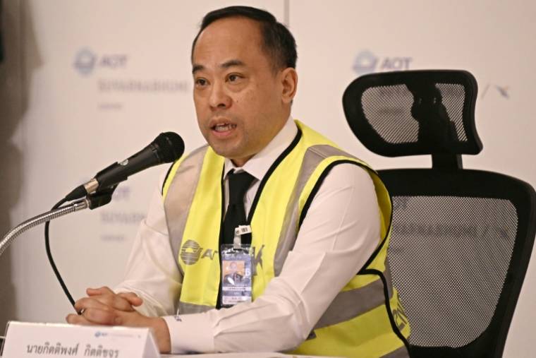 Kittipong Kittikachorn, directeur de l'aéroport de Suvarnabhumi, lors d'une conférence de presse après l'atterrissage d'urgence d'un vol de Singapore Airlines entre Londres et Singapour, le 21 mai 2024 à Bangkok ( AFP / Lillian SUWANRUMPHA )