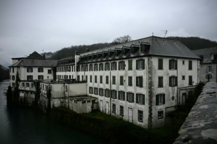 C'est une institution presque bicentenaire, longtemps prisée des familles aisées béarnaises, mais les plaintes déposées par d'anciens élèves racontent une face plus sombre de l'établissement privé Notre-Dame-de-Bétharram (Pyrénées-Atlantiques) ( AFP / Philippe LOPEZ )