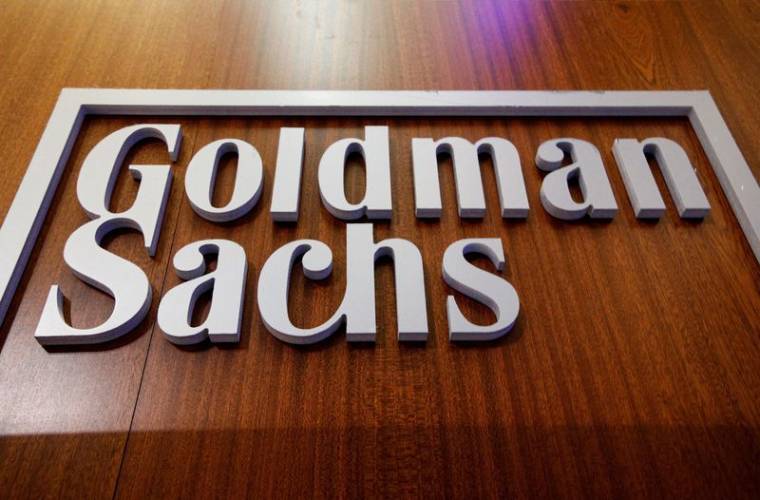 Photo d'archives du logo de Goldman Sachs vu sur le parquet de la Bourse de New York (NYSE)
